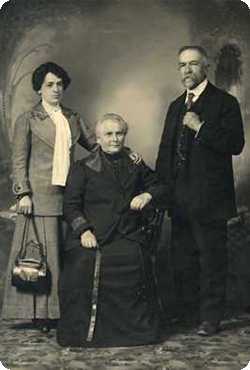 Gabriela Faro, Luisa de la Vega y Fidel Faro (foto tomada hacia 1910)