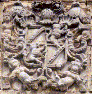 Armas de los Escajadillo de la torre de Hoz del Marrón: Escudo cuartelado: primero y cuarto en azur, una banda, de oro, y segundo y tercero, en oro, un león rampante, de gules.
