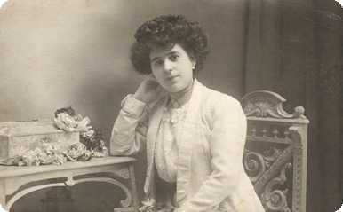 María Faro de la Vega (fotografía tomada, probablemente en Valladolid, hacia 1908, cuando tenía unos 24 años de edad).